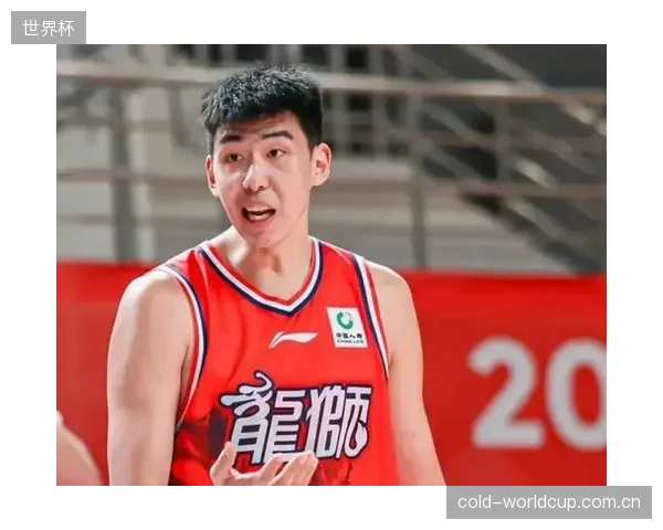 广州中锋徐昕以场均2.7次盖帽的数据展现了强大的护框能力。 广州中锋徐昕以场均2.7次盖帽的数据展现了强大的护框能力。